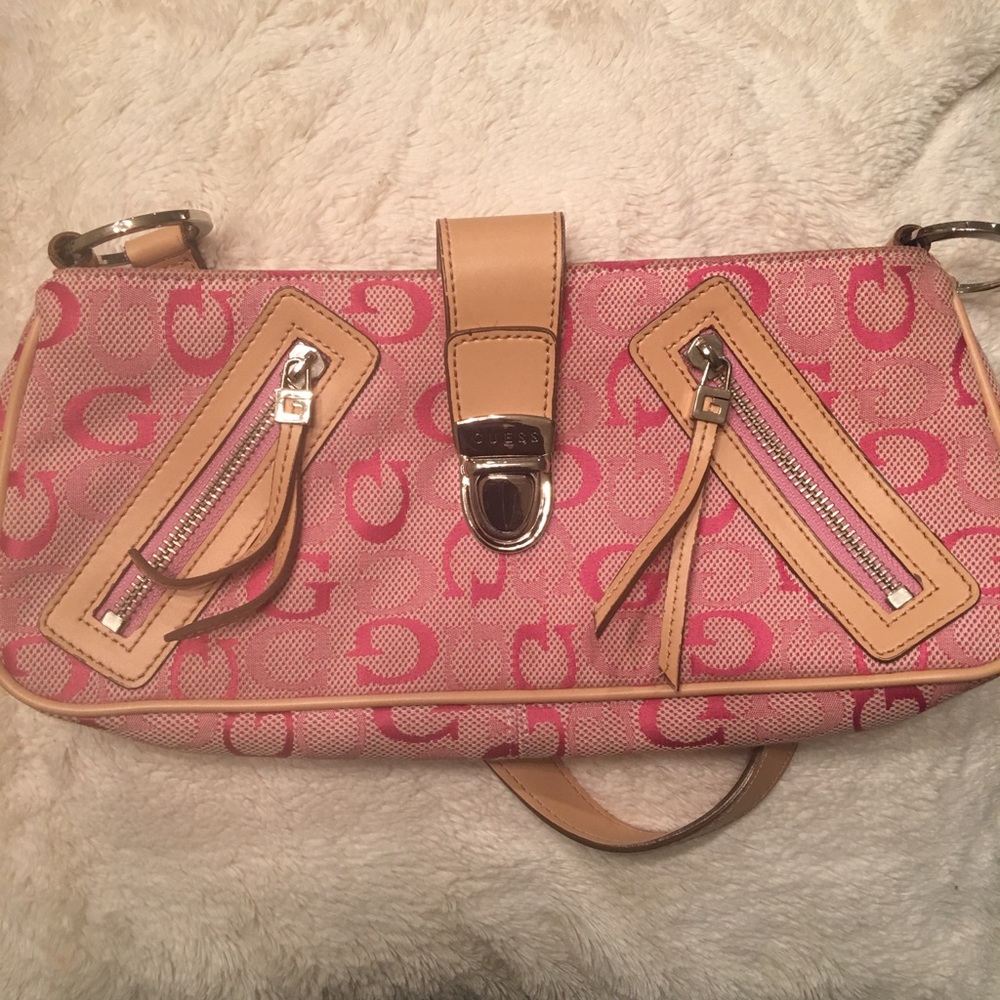 Guess logo shoulder bag.